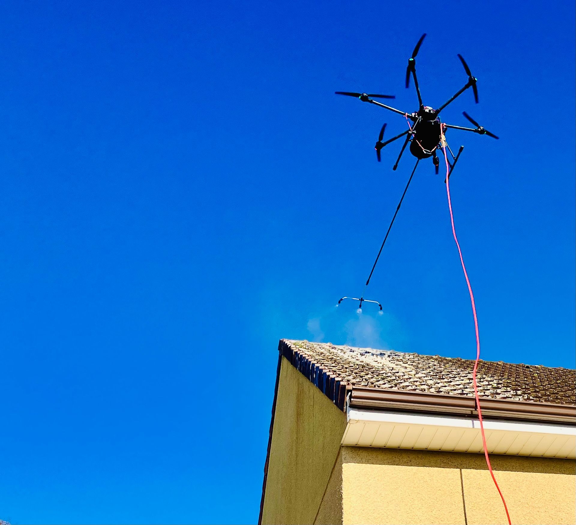 Émoussage de toiture avec un drone