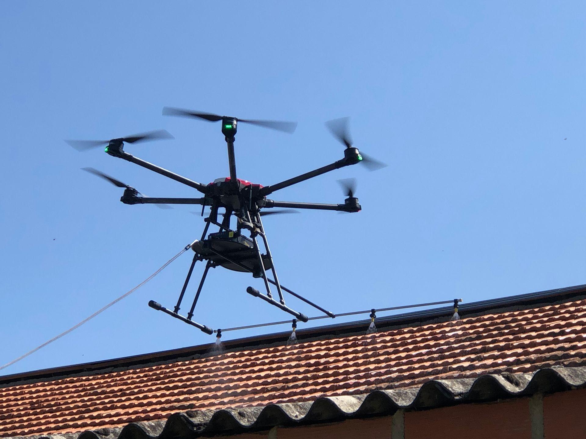 Nettoyage de toiture par un drone