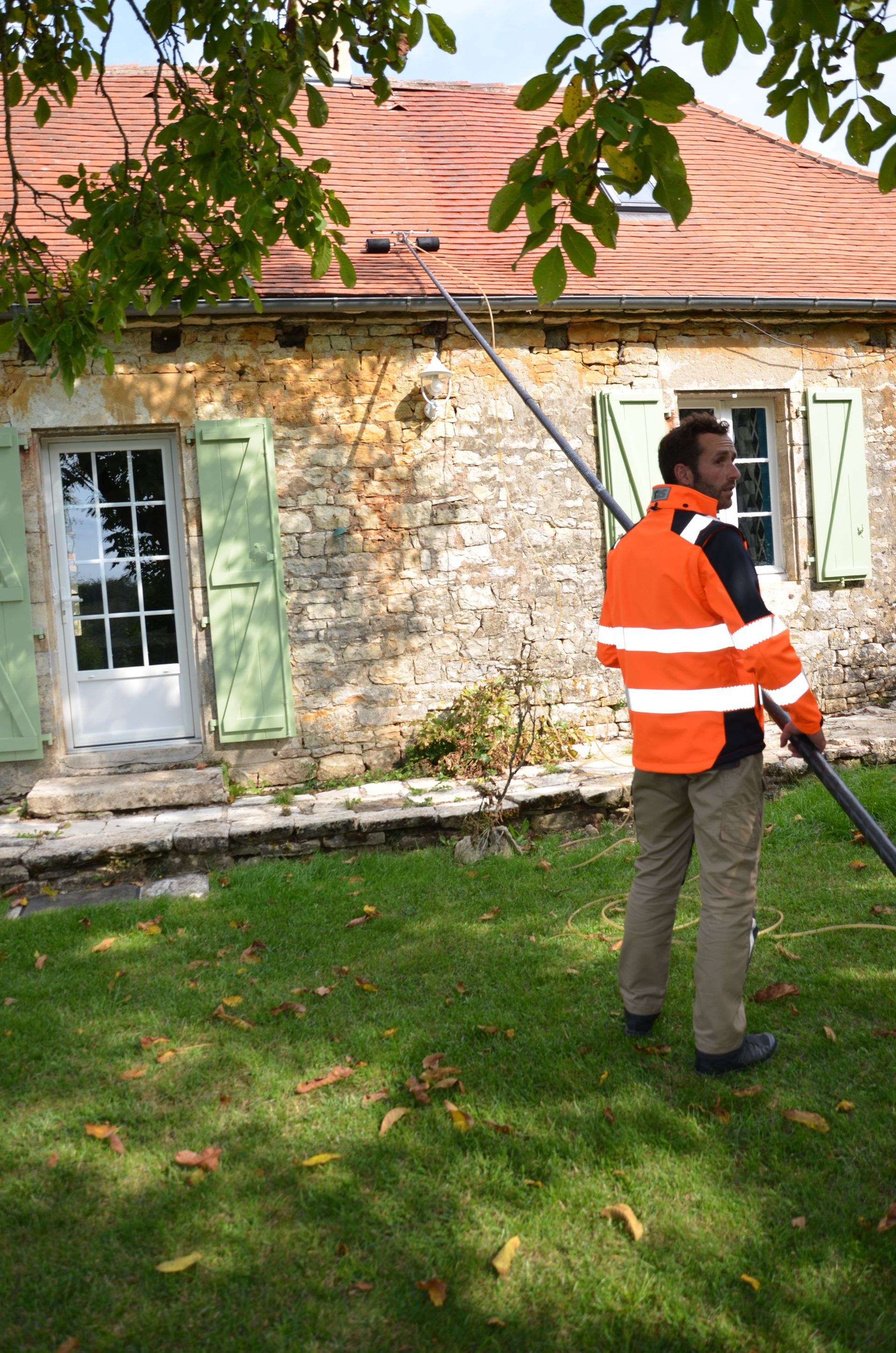 Nettoyage de toiture à la perche