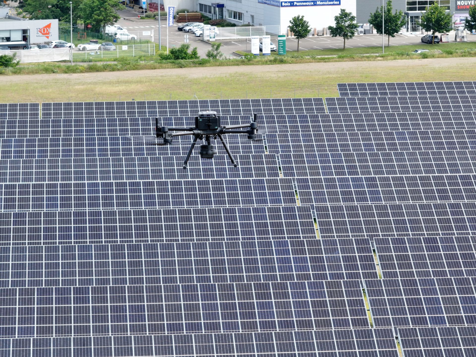 Drone au-dessus de panneaux solaires