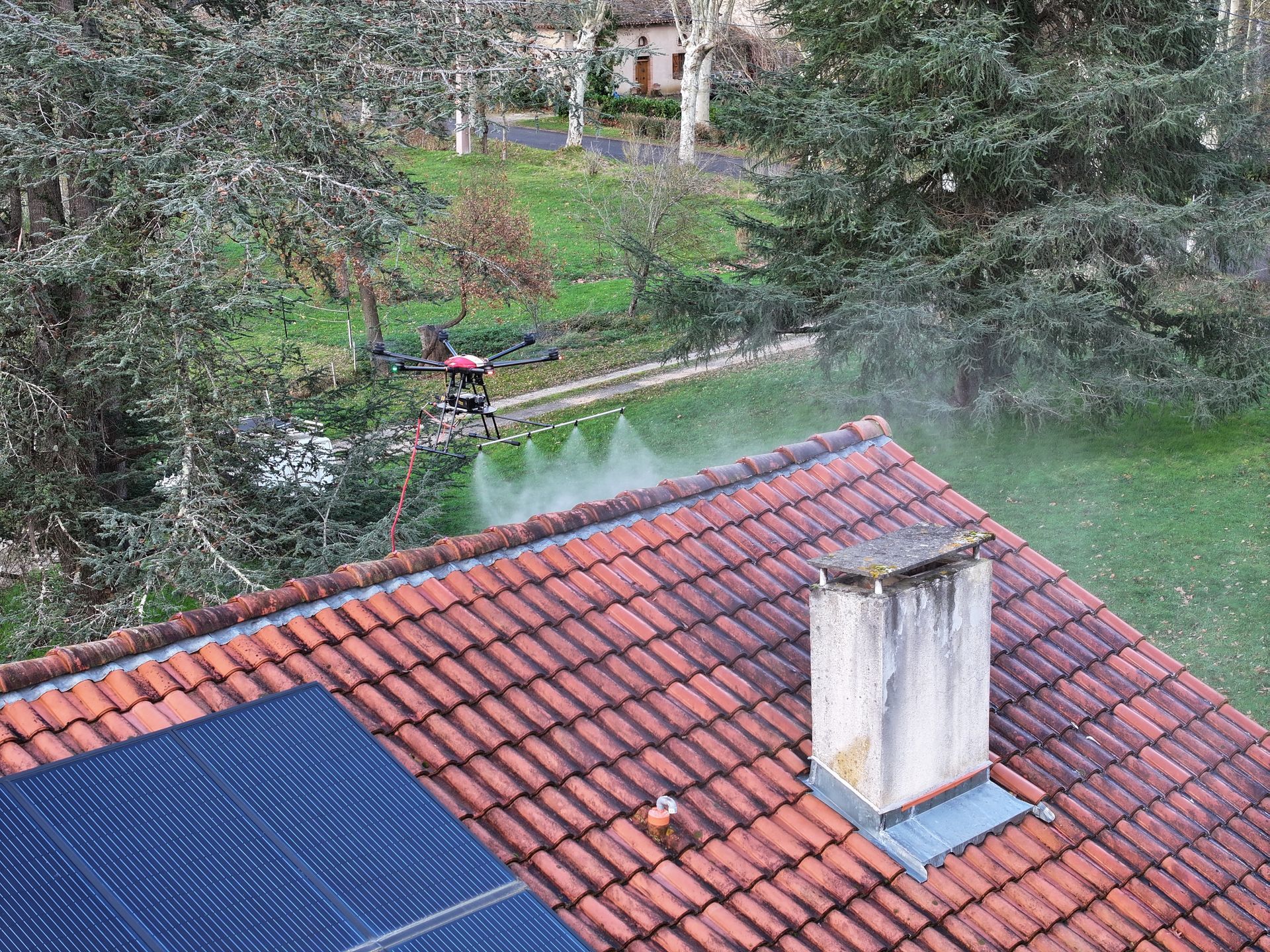 Émoussage d’un toit au moyen d’un drone