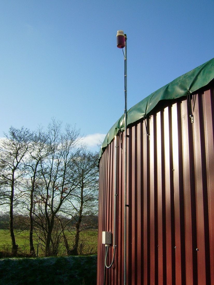 Ein rotes Gebäude mit einer grünen Plane darauf