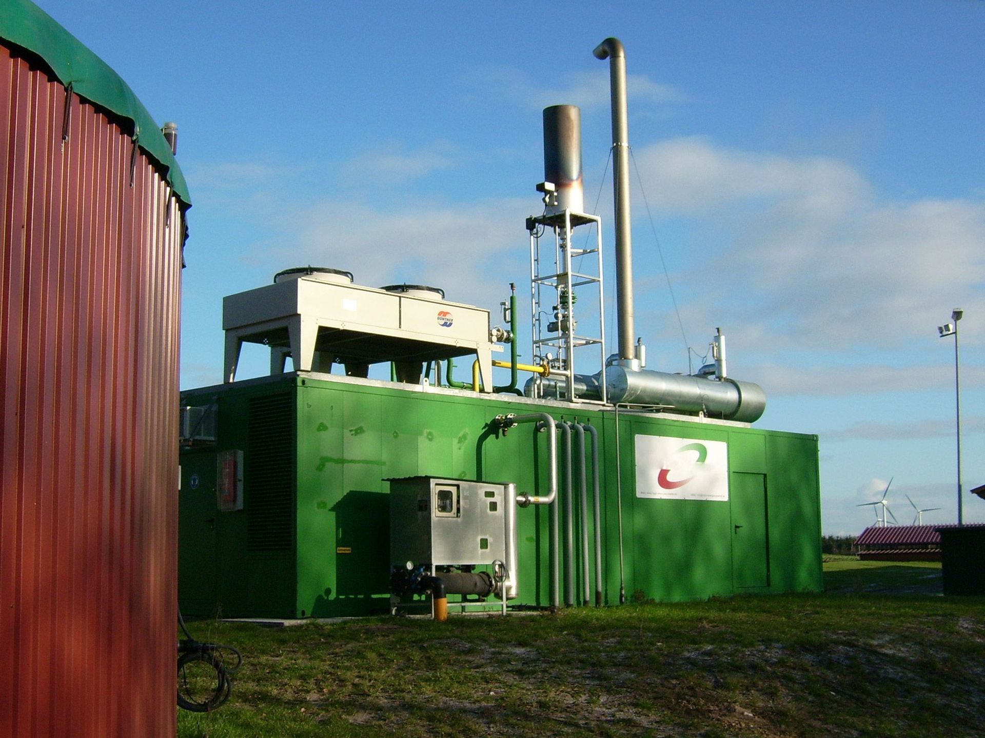 Ein grünes Gebäude mit einem weißen Pfeil darauf