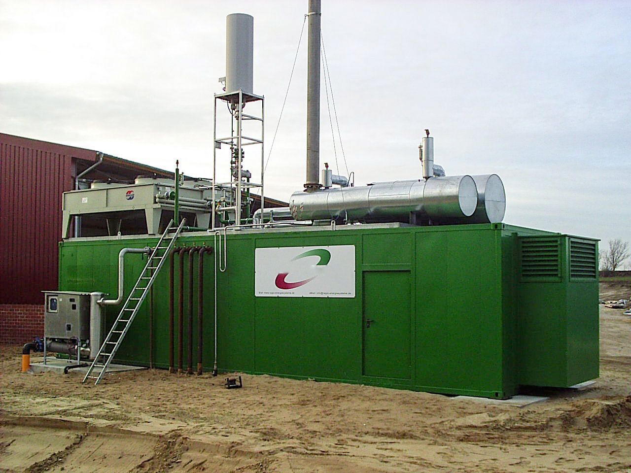 Ein grünes Gebäude mit einem weißen Schild mit der Aufschrift „C“ darauf