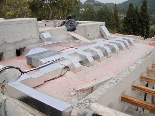Se está construyendo el techo de un edificio con muchas piezas de metal sobre él.