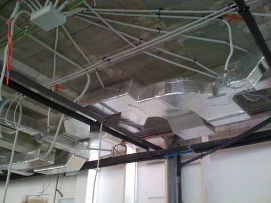 Un techo con muchos cables colgando de él.
