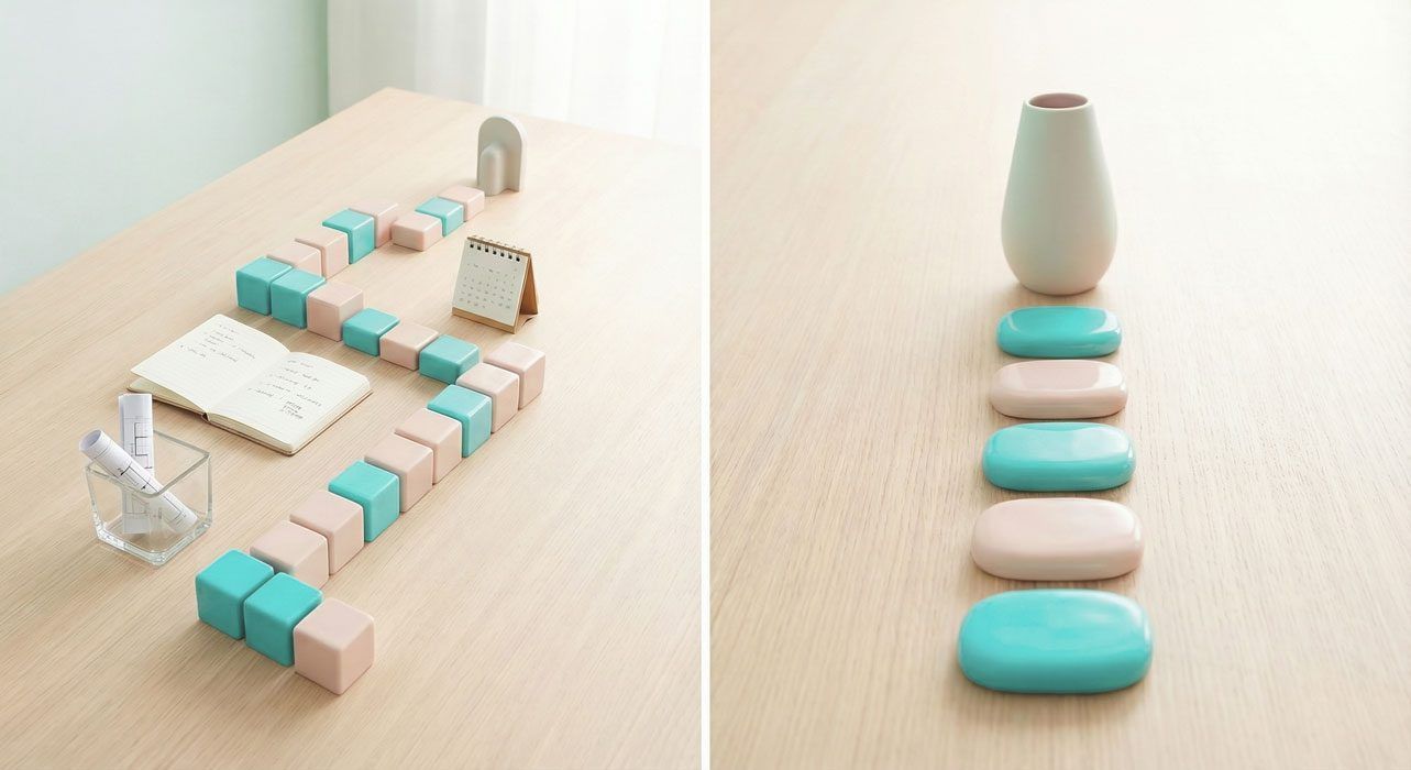 Jaetun näytön näkymä: vasemmalla polulla pastellivärisiä lohkoja ja pystysuora rivi soikeita kiviä, jotka johtavat maljakkoon.