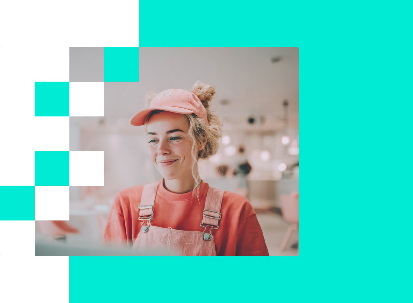 Vaaleanpunaiseen lippalakkiin ja esiliinaan pukeutunut henkilö hymyilee kirkkaassa kahvilaympäristössä