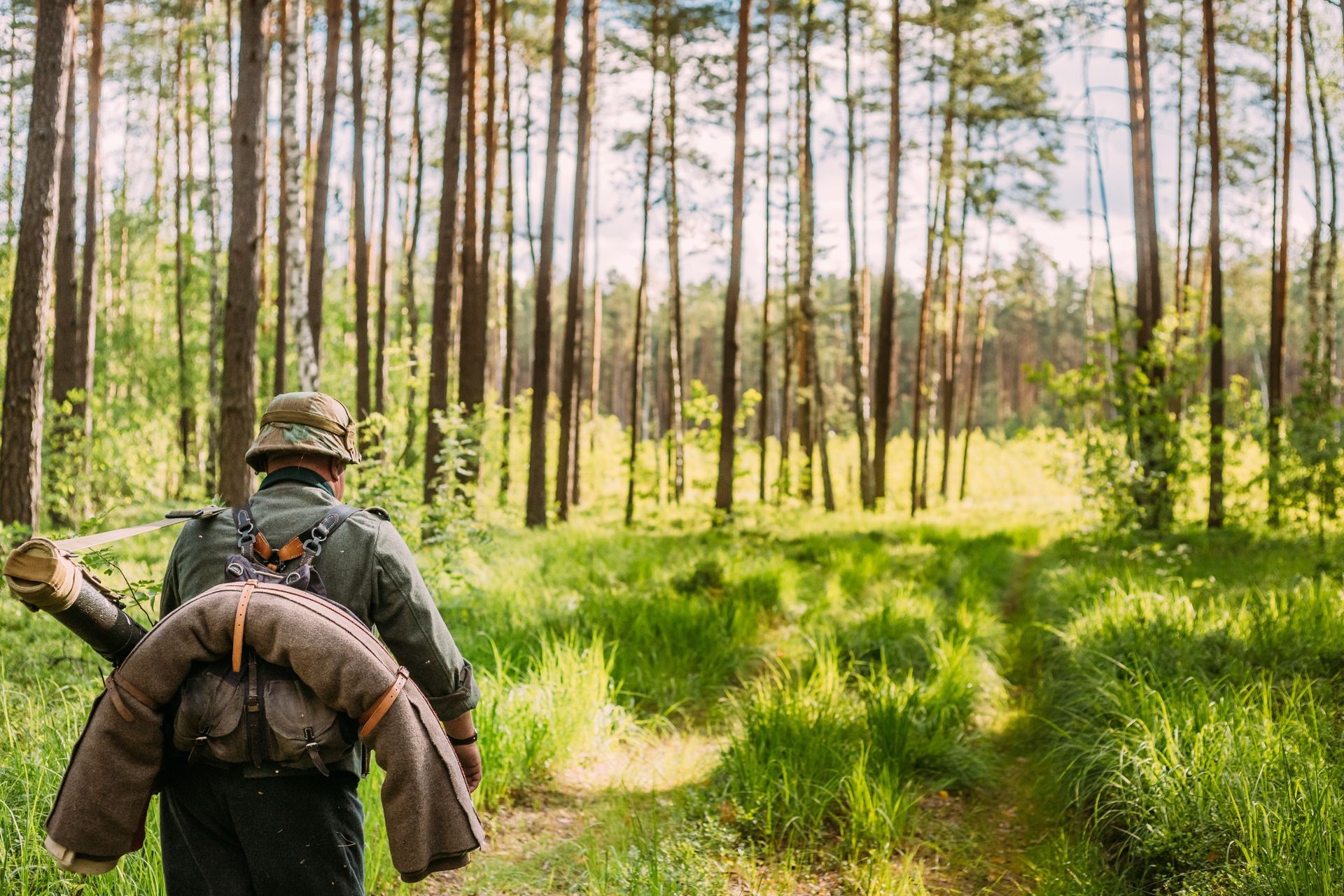 Un hombre camina por un bosque llevando una mochila.