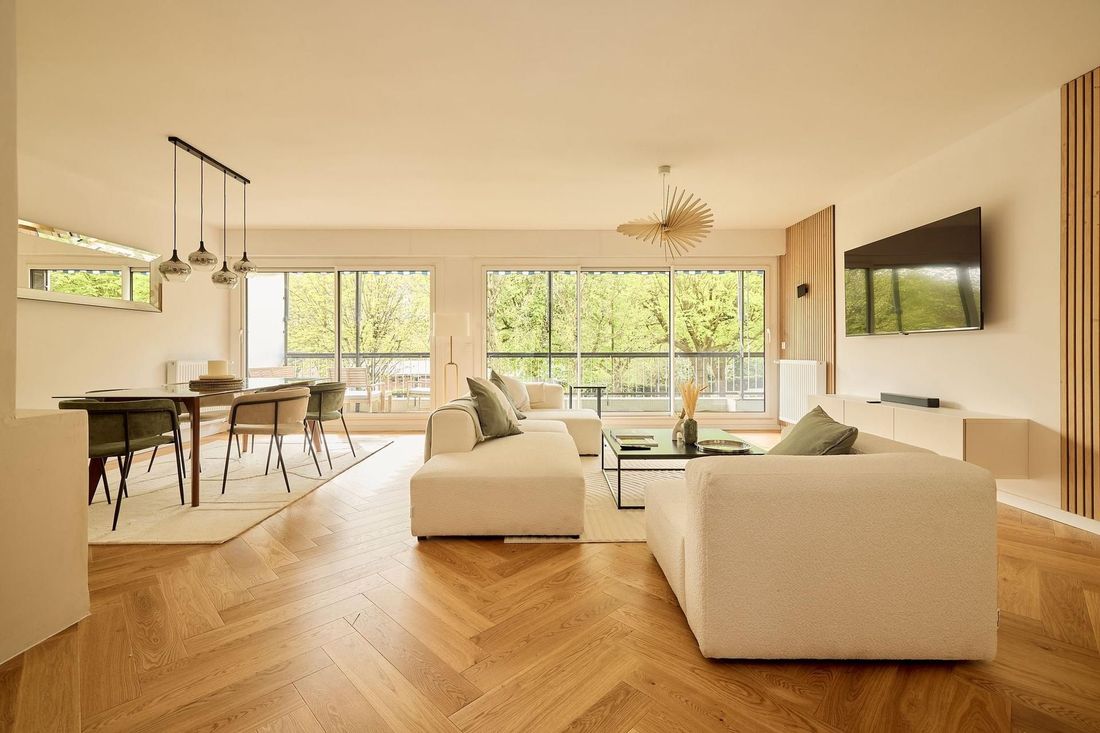 Un espace de vie et salle à manger lumineux et moderne.