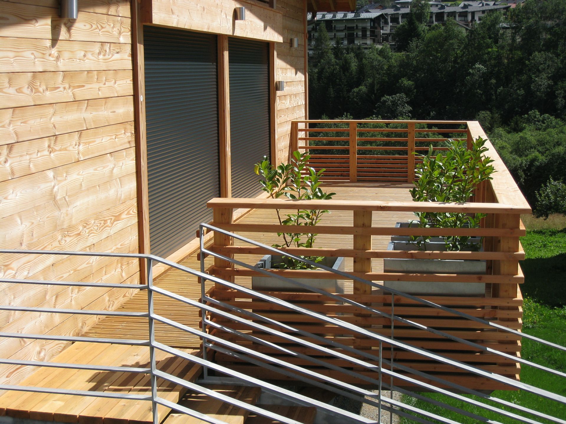 Une terrasse et des volets roulants.