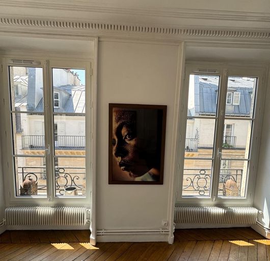 Un appartement avec des fenêtres.