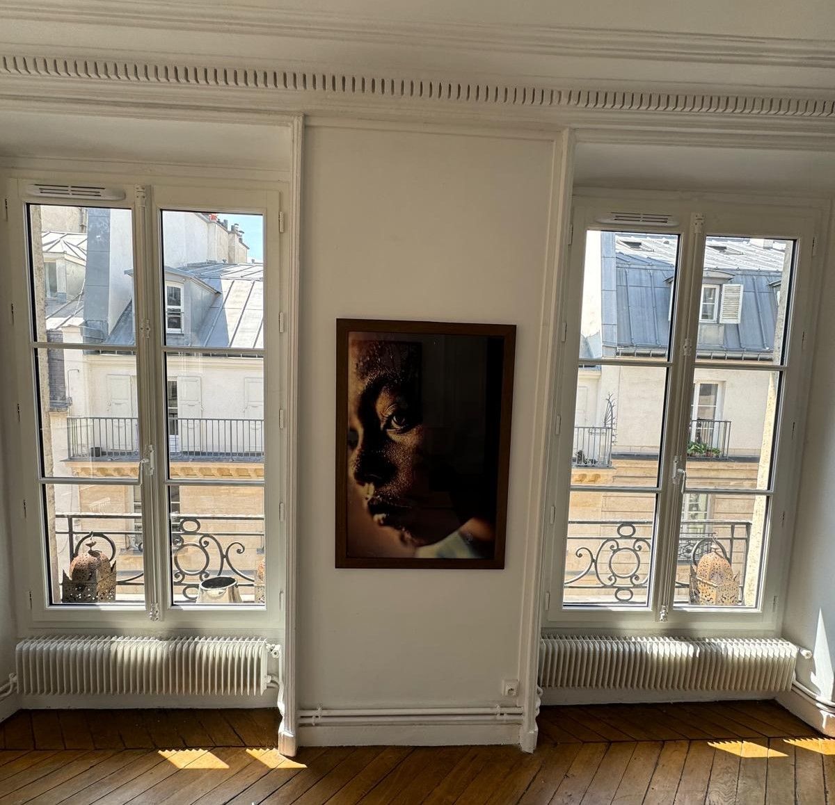 Deux fenêtres et un tableau.