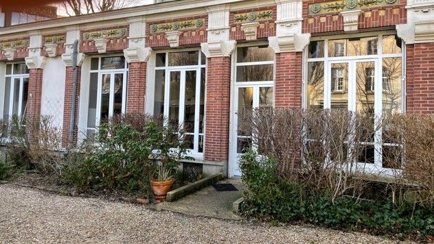 Trois fenêtres et une porte en PVC.