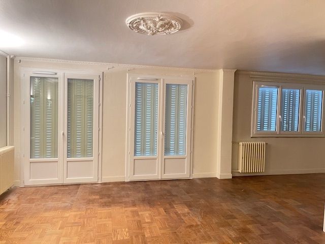 Des portes-fenêtres en PVC et du parquet.
