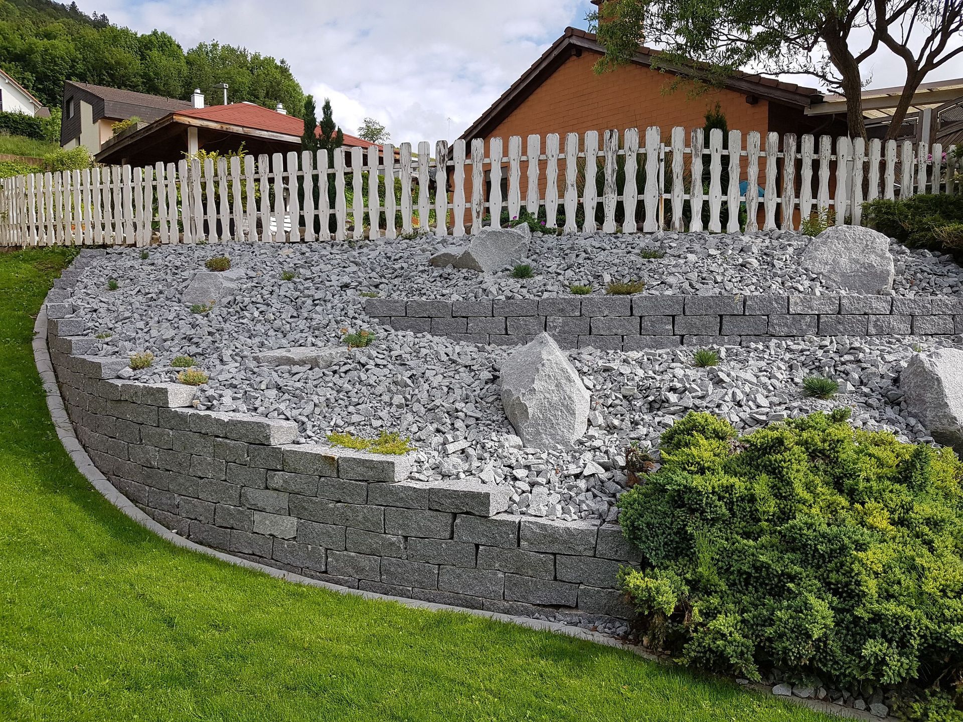 Mauern Trockenmauer Luserna-Granit - Lüthi Gartenbau GmbH