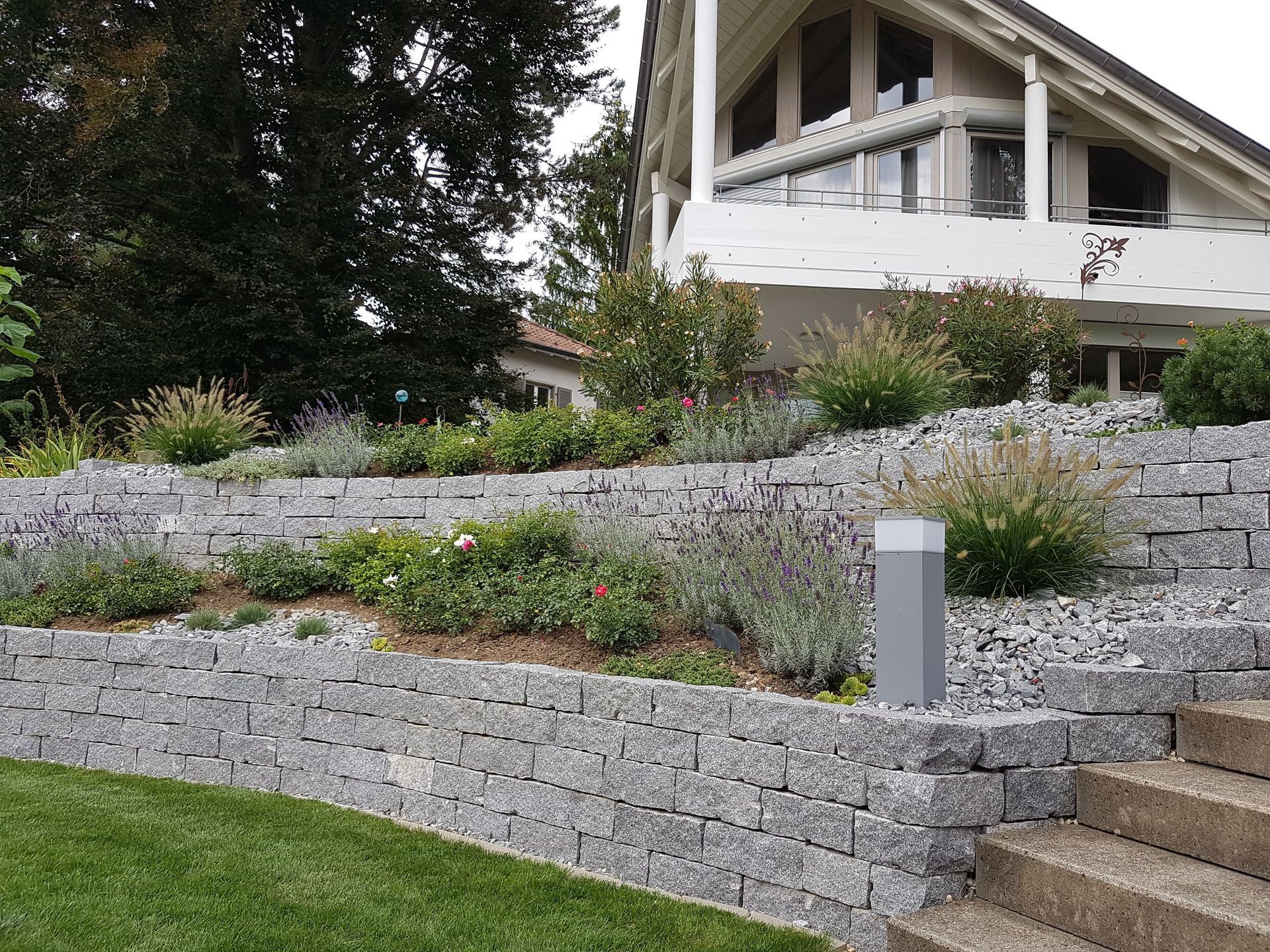 Mauern Trockenmauer Luserna-Granit - Lüthi Gartenbau GmbH