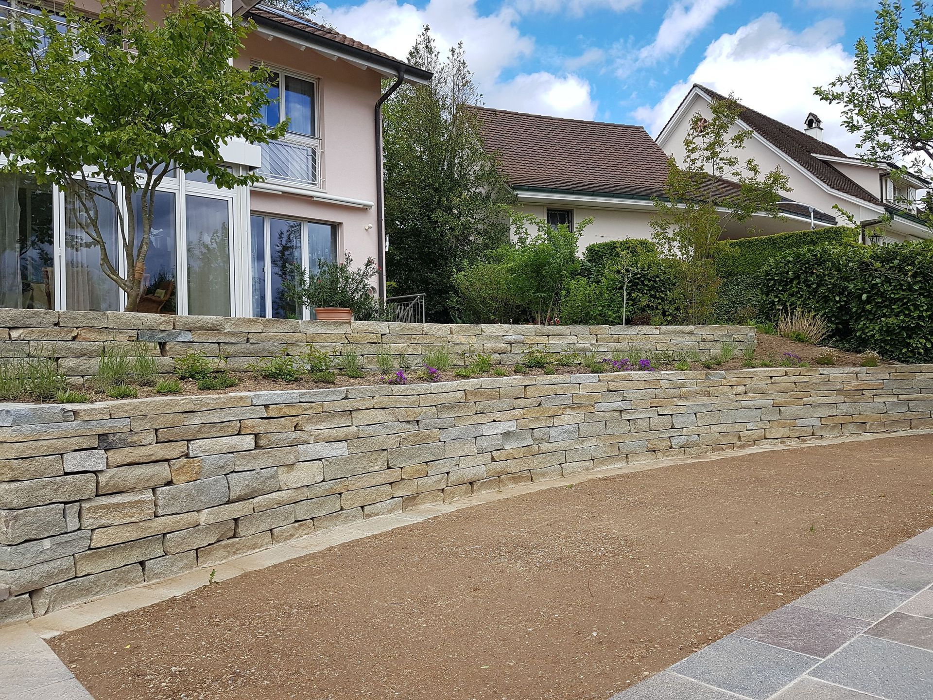 Mauern Trockenmauer Luserna-Granit - Lüthi Gartenbau GmbH