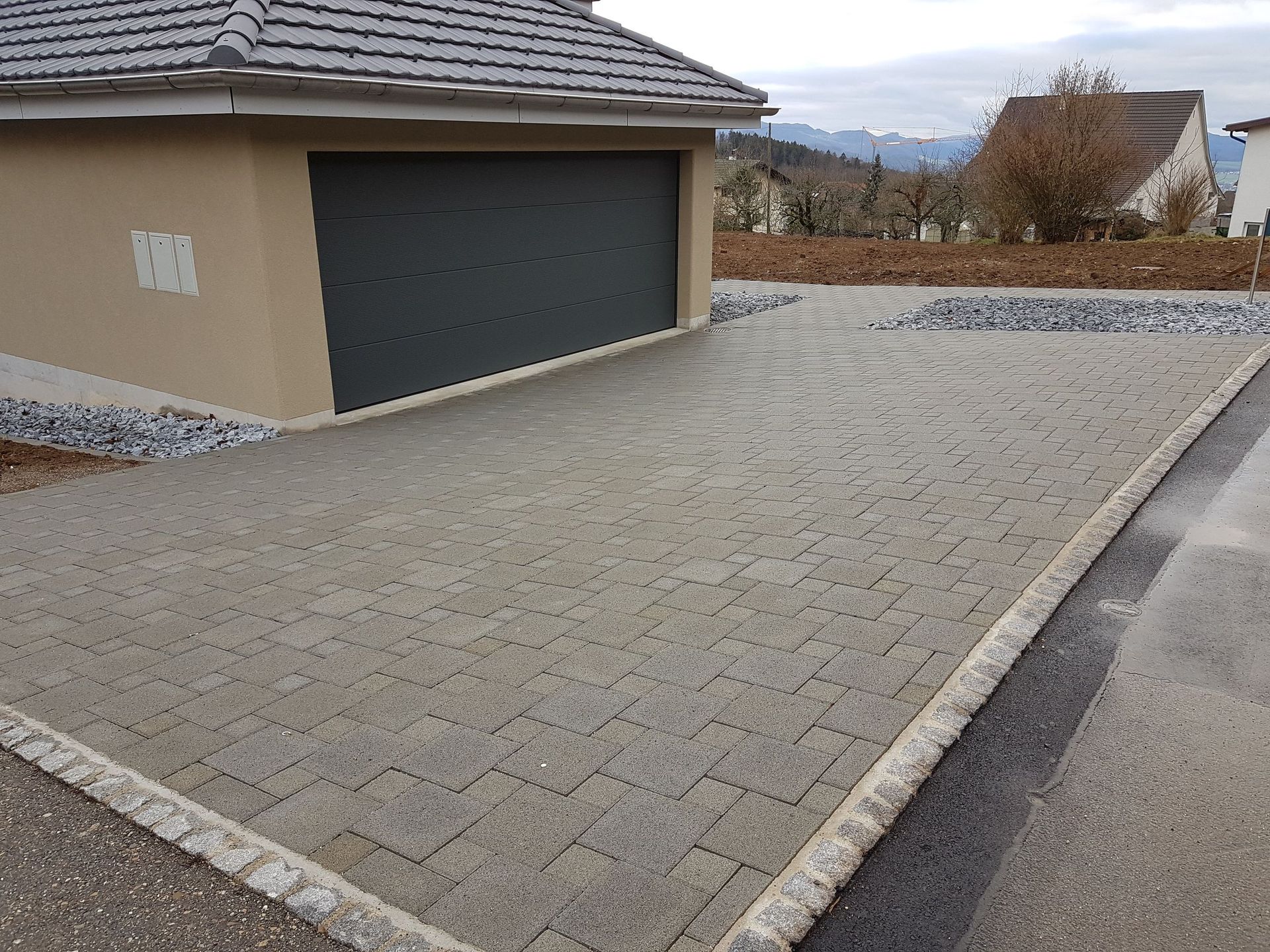 Verbundstein- und Plattenbeläge Haus-Vorplatz mit Betonpflastersteinen - Lüthi Gartenbau GmbH