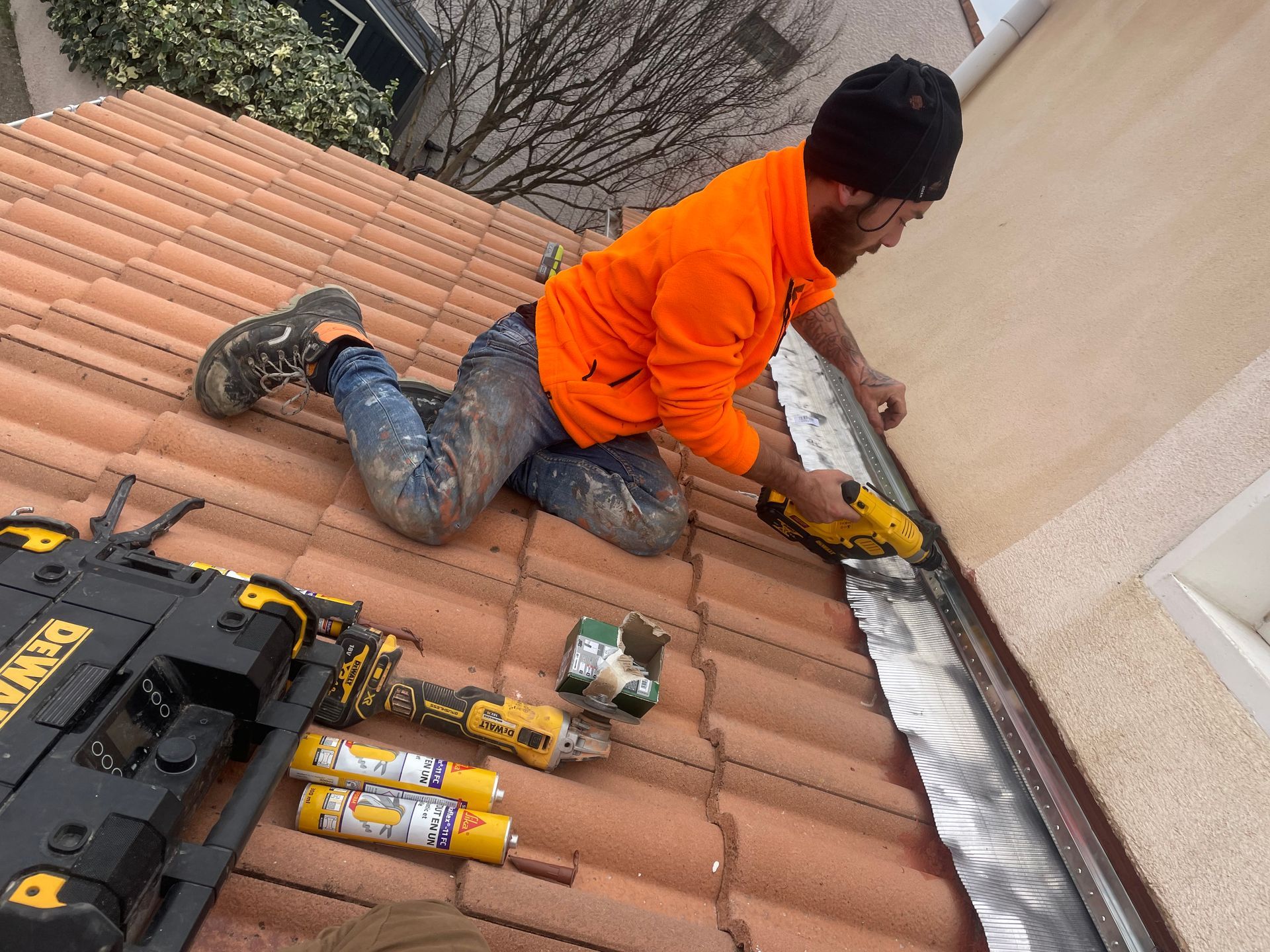 Pose de protection aluminium sur un toit pour assurer son étanchéité