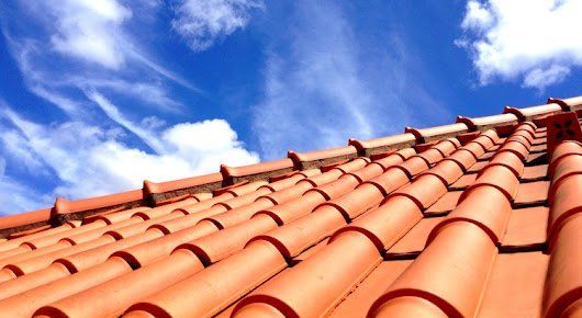 gros plan sur des tuiles en contre-plongée avec le ciel bleu en fond