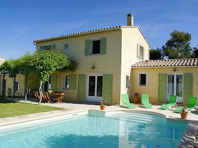 vue d'une maison à étage avec piscine au premier plan