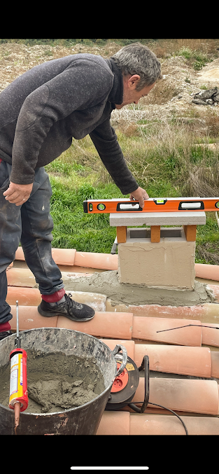 Niveau à bulles posé sur une cheminée pour vérifier son niveau