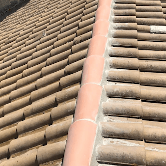 Faîtage en tuiles terminé - rénovation de toit