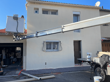 Nacelle en action pour accéder au toit d'un garage de maison de ville