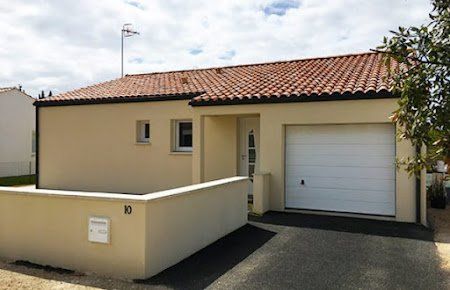 Entrée de garage d'une maison dont la toiture est rénovée