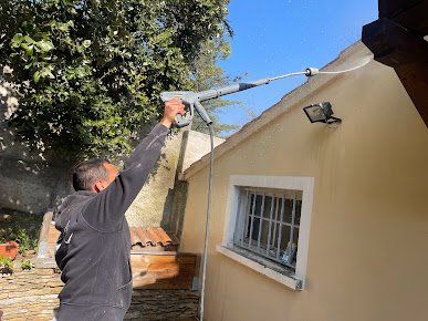 nettoyage d'un mur de maison avec jet d'eau haute pression