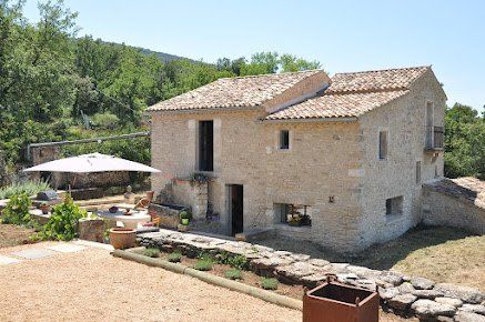 maison en pierre avec toiture en tuiles