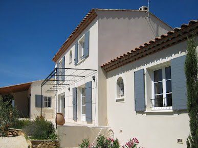 façade d'une maison avec pergola