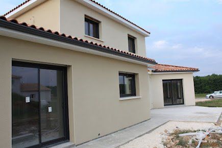 vue d'une maison neuve avec peinture crème