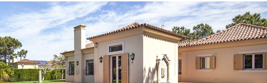 vue d'une maison de style italien avec toiture en tuiles