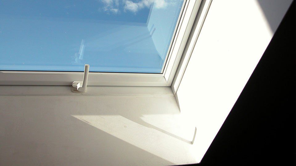 Fenêtre de toit avec ciel bleu