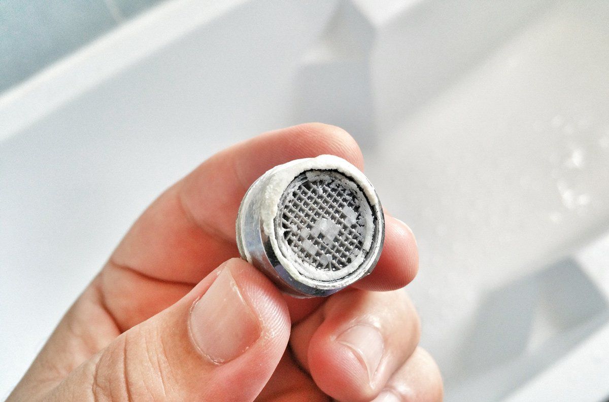 Calcaire sur un bouchon d'évier