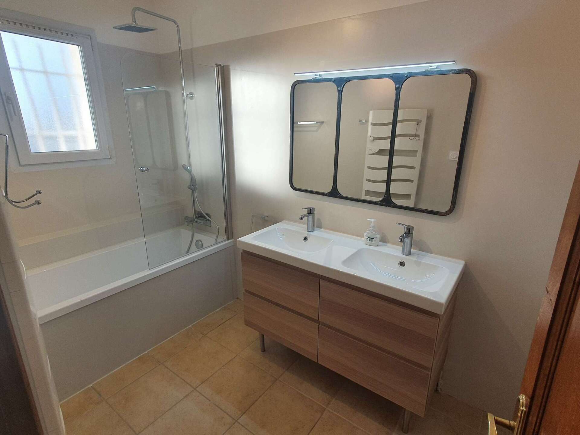 Salle de bains complète avec baignoire