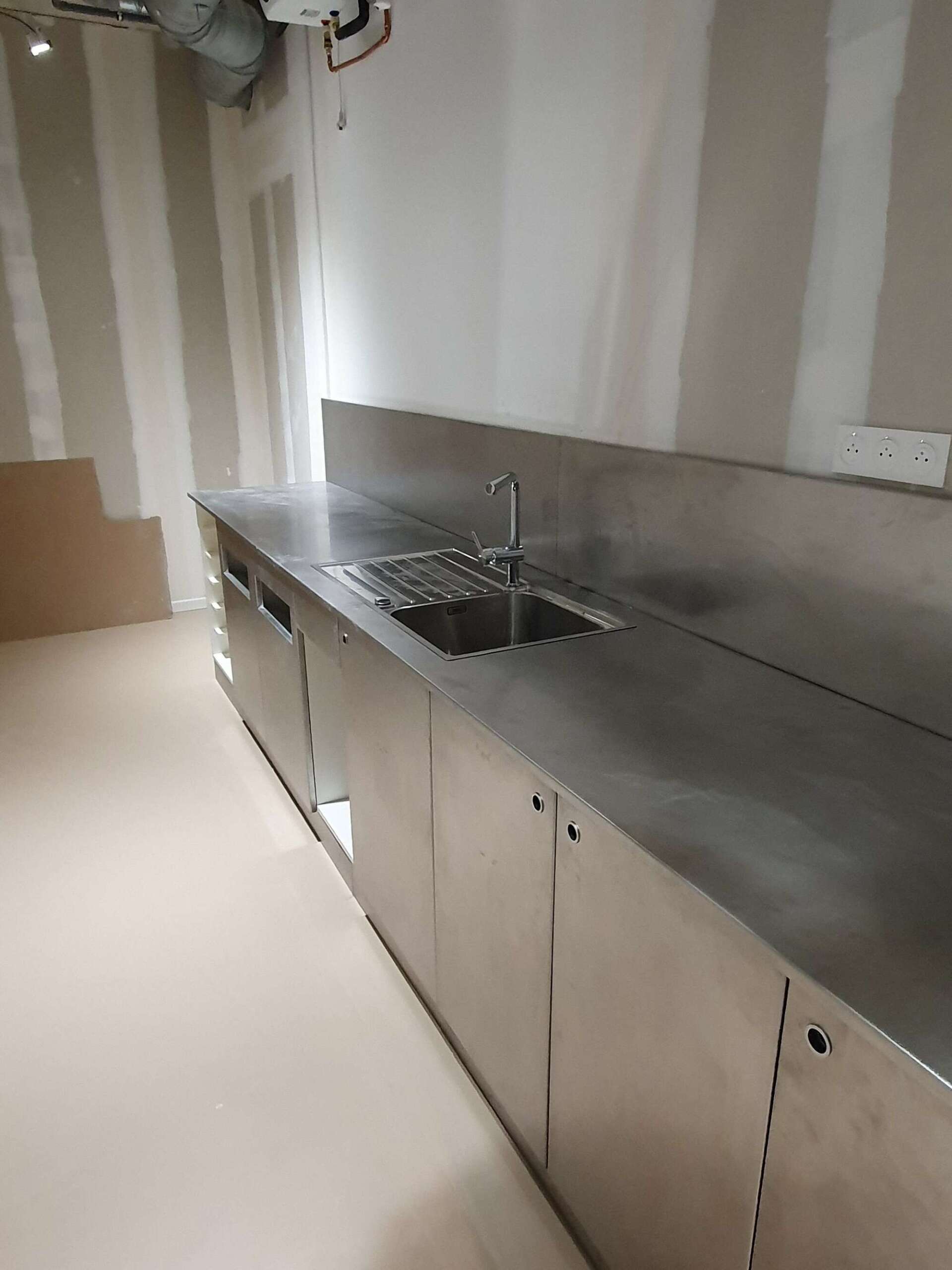 Cuisine en inox le long d'un mur