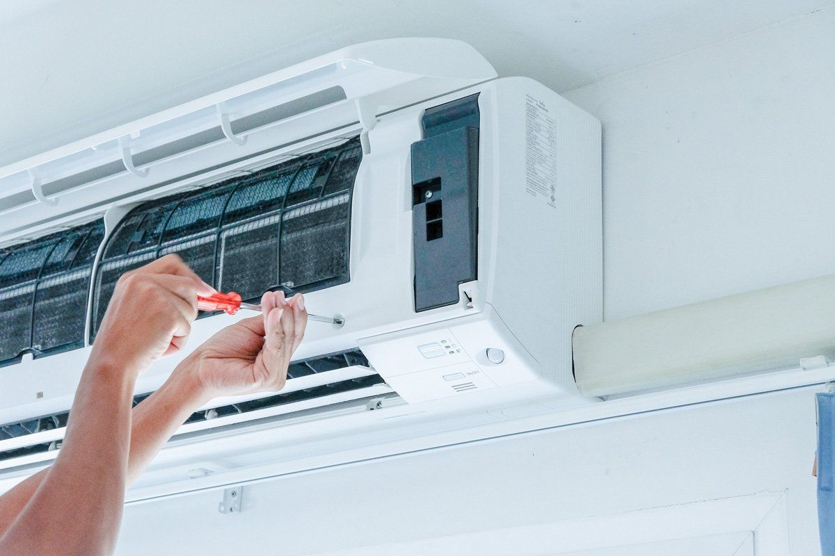 Installation de la climatisation par une personne