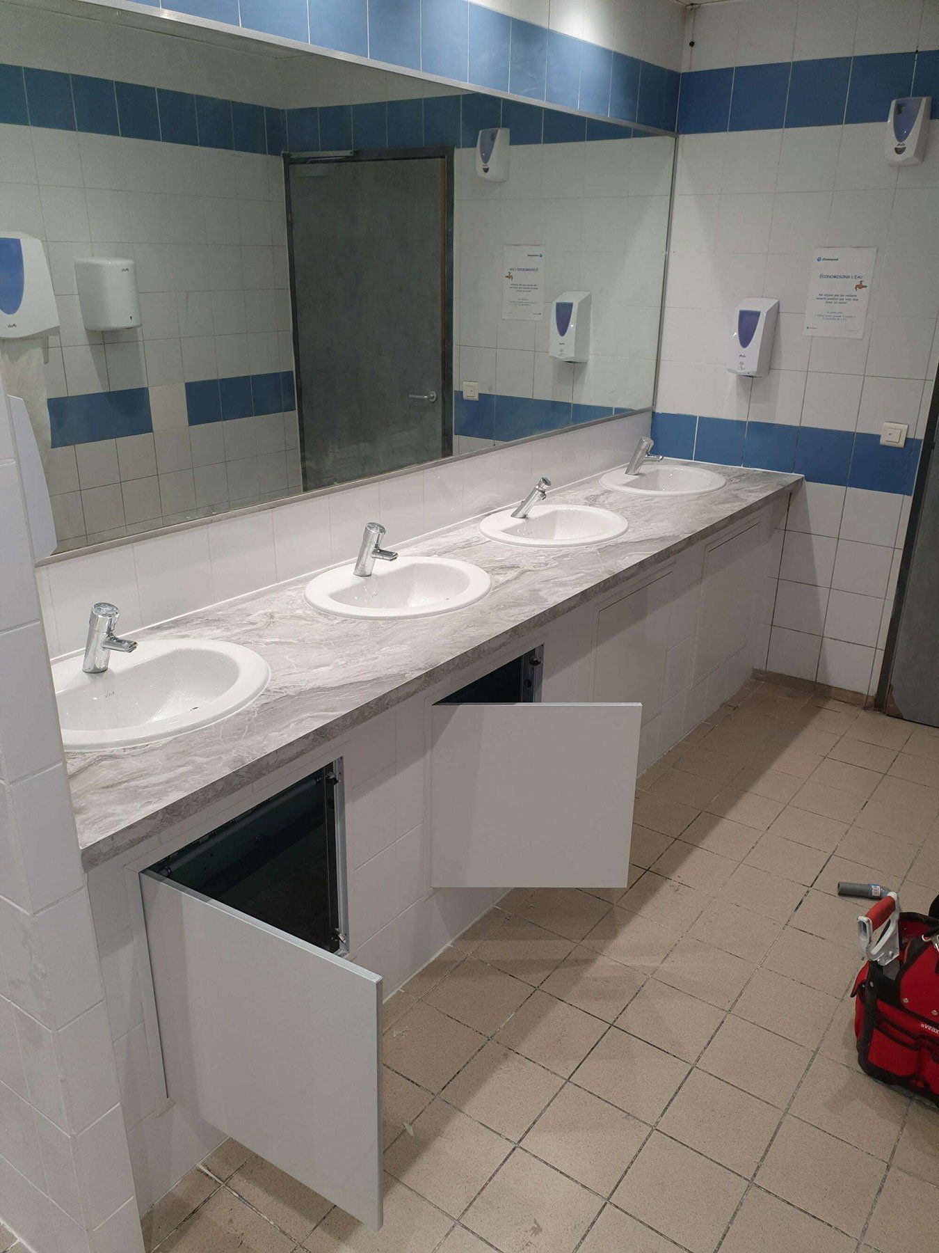 Meuble avec quatre vasques et miroir