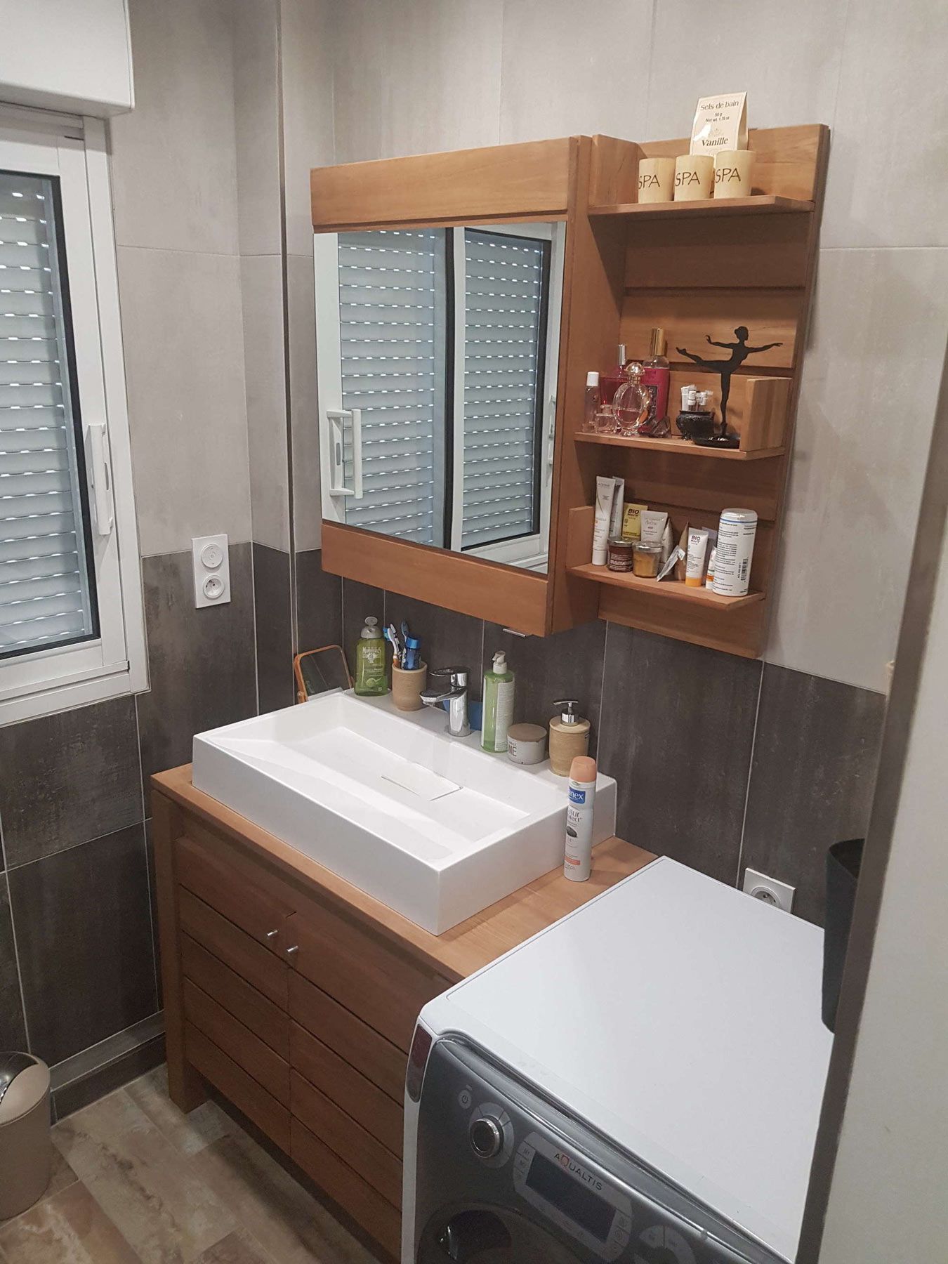 Meuble vasque dans une salle de bains