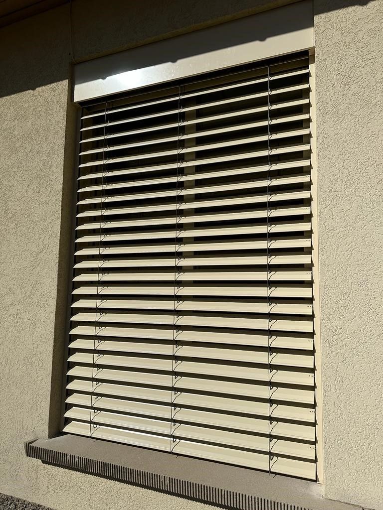 Gros plan sur l'auvent d'un brise-soleil.