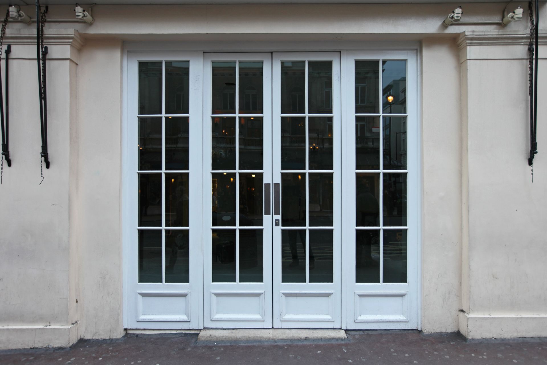Vue sur une grande porte-fenêtre.
