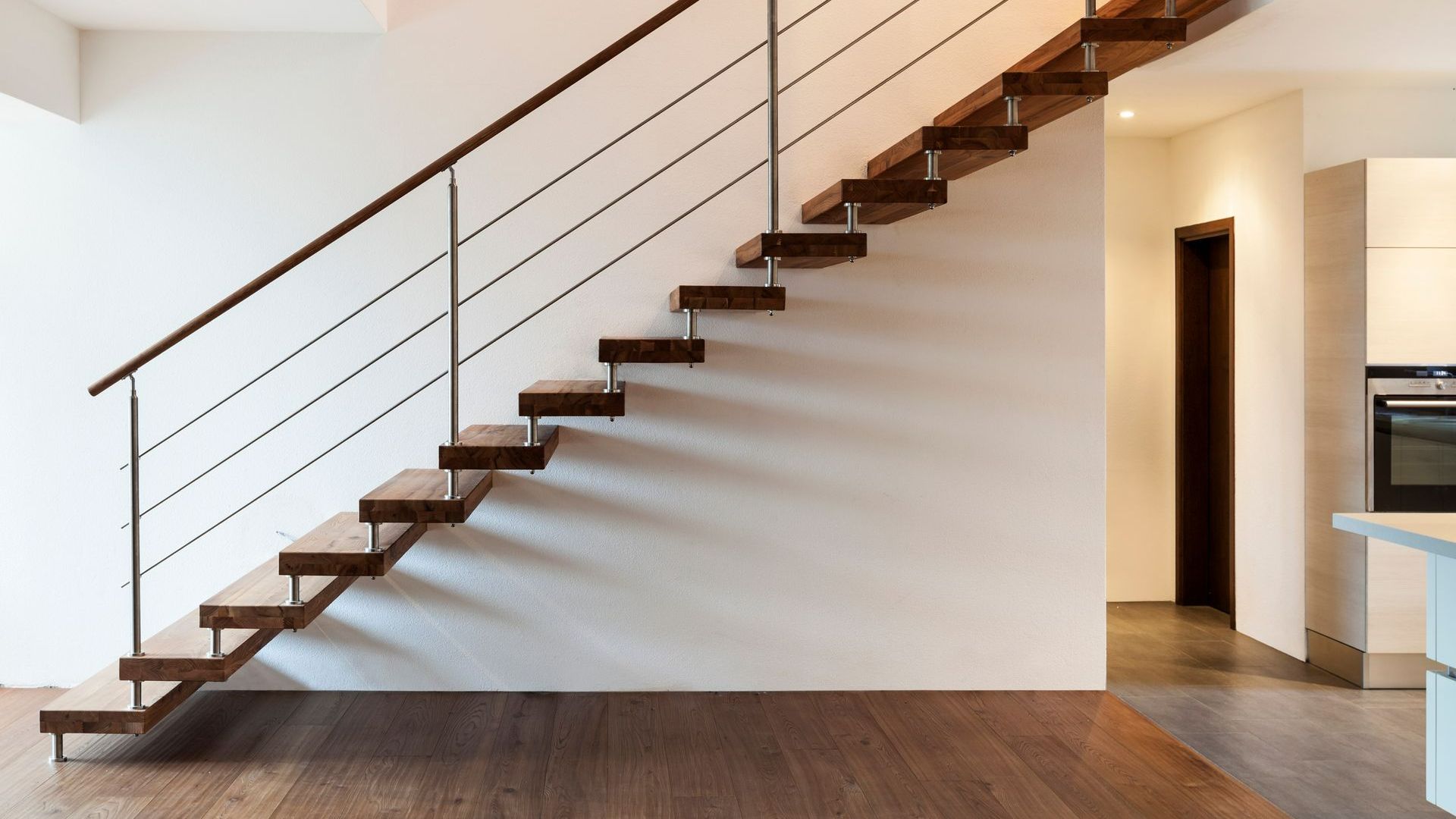Escalier droit avec les marches en bois et la rambarde en acier.