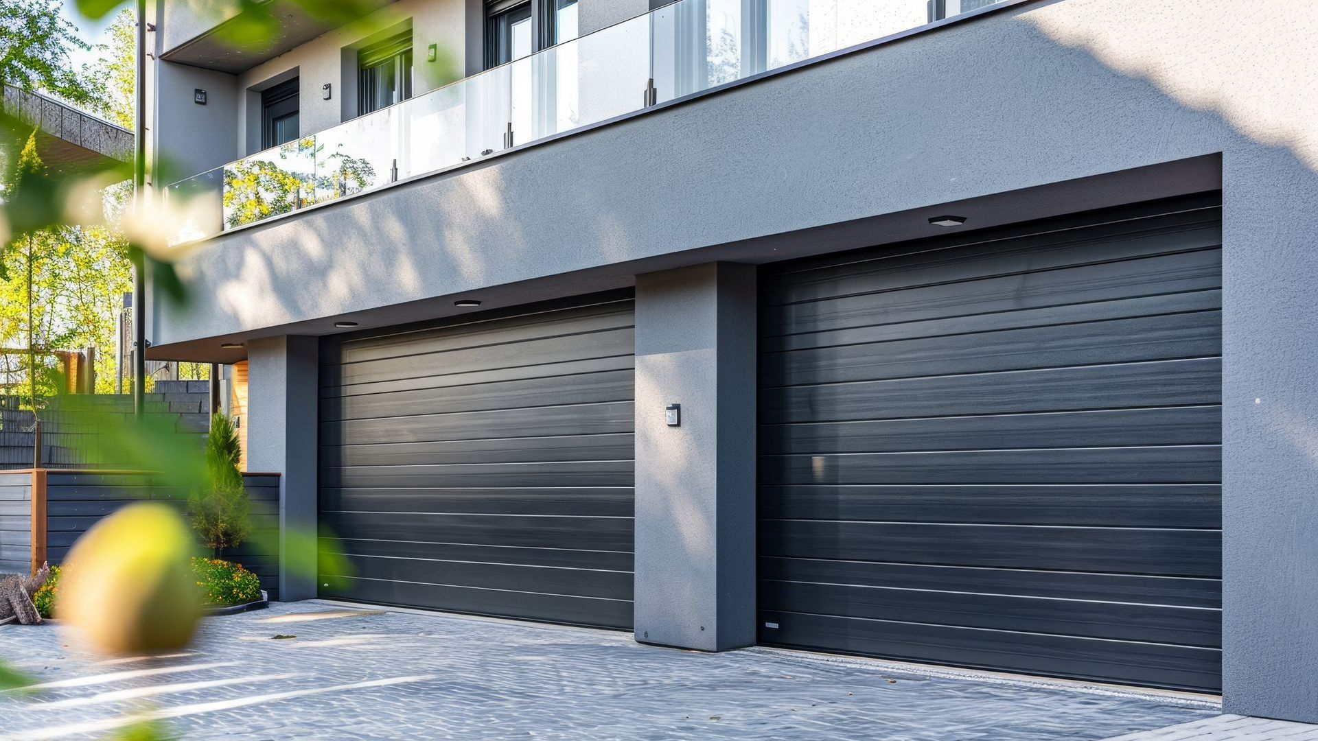Deux portes de garage fermées d'un immeuble.