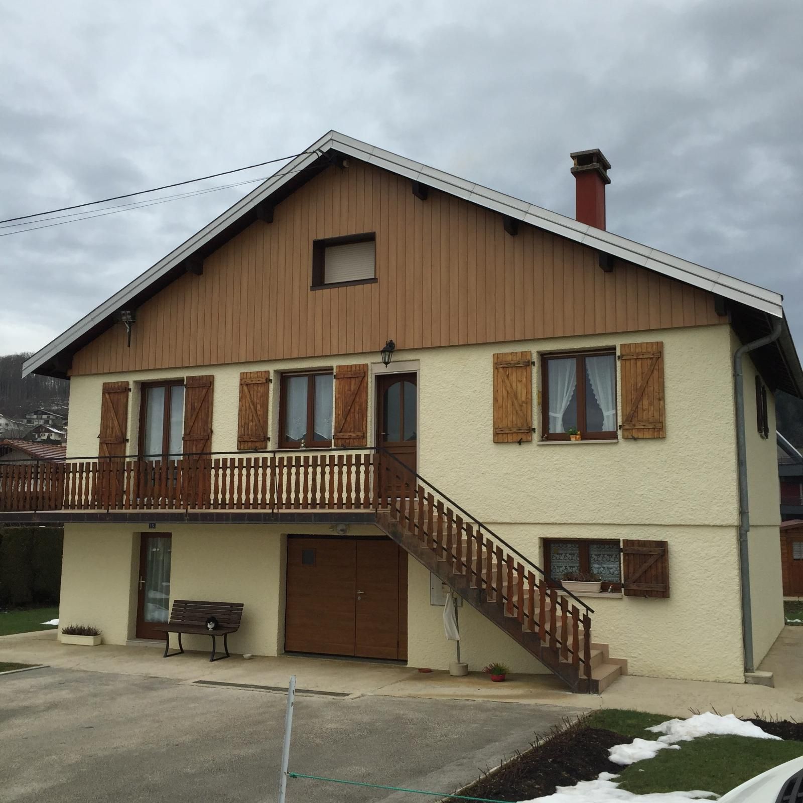 Bardage en bois Werzalit posé sur une partie de la maison.