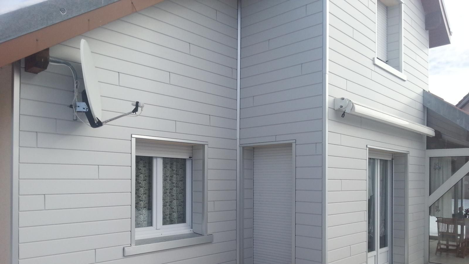 Bardage en bois posé sur l'ensemble du bâtiment.