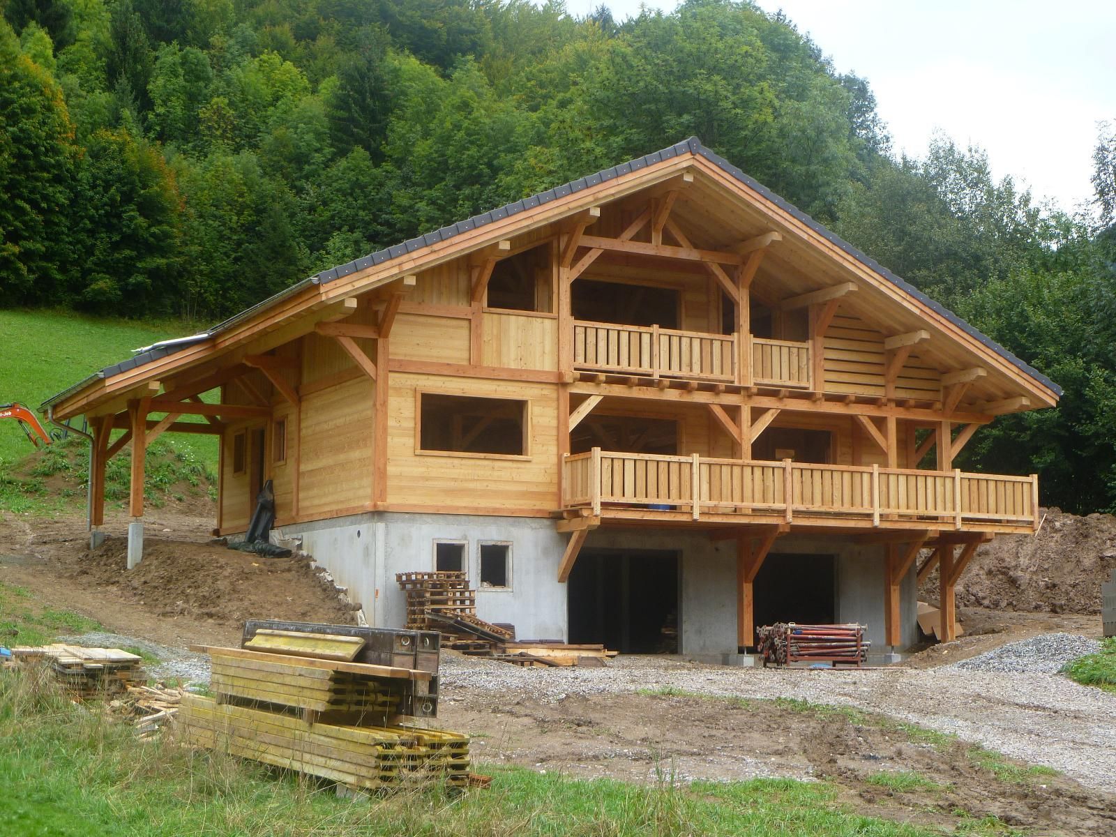 Construction d'un chalet en bois.