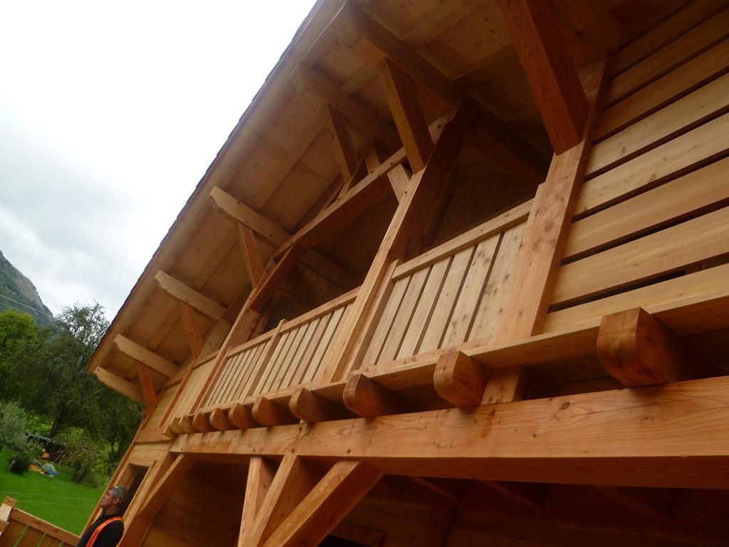 Gros plan sur le balcon d'un chalet en bois.